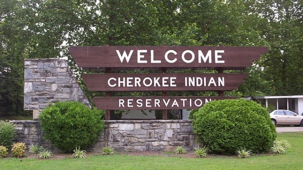 在美国的东切罗基印第安人部落，到18岁时，部落会无条件送你一笔钜款，每年还会分两次钱，且人人有份。