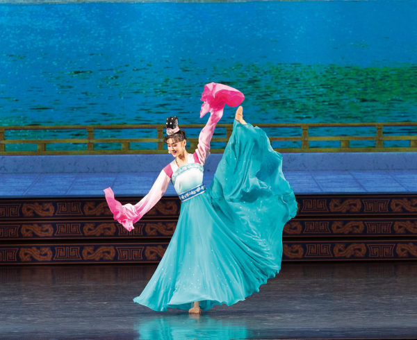 肖嘉祺在神韵晚会节目《长袖舞唐宫》中的演出剧照。