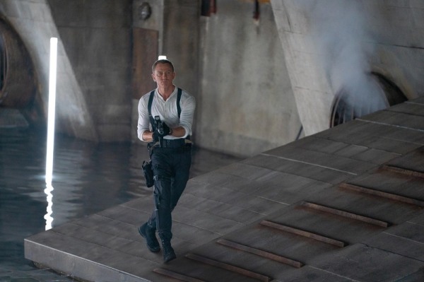 英国男星丹尼尔克雷格（Daniel Craig）（图）主演的 新片《007：生死交战》，讲述退休的情报员詹姆斯庞德，在英国中央情报局请讬下重出江湖，在营救过程中 ，揭发了一个神秘的科技犯罪组织。