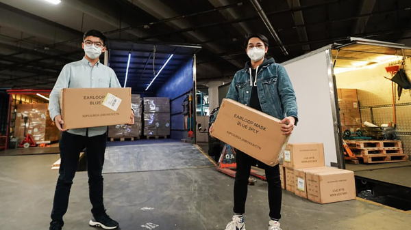 香港众志黄之锋（左）等人宣布于中美洲购得120万个口罩，并已经完成清关抵港。（图片来源：黄之锋提供）
