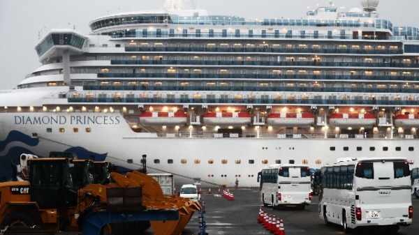 “钻石公主号”邮轮上，确诊感染中共肺炎的香港人2月18日已增至50人。港府将派包机接回船上约350名港人。