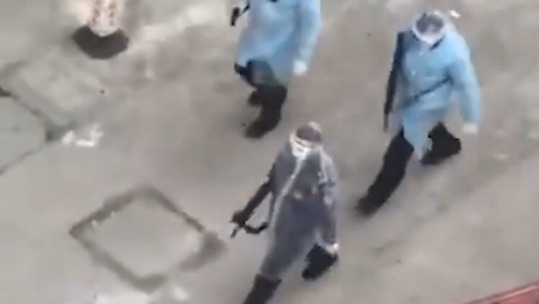 31日网络流传出一段影片，显示有身穿全套防护衣的3名公安人员从车上下来，分别持有2支步枪及1支手枪