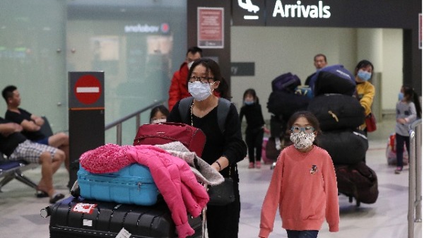 澳媒发表一篇文章，作者认为北京早期瞒报疫情的行为，令澳洲承受了巨大的损失，叫北京买单。图为从广州飞抵澳洲的乘客。