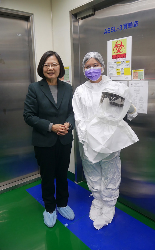 国家卫生研究院是台湾唯一任务导向医药卫生研究机构，总统蔡英文（左）20日下午前往苗栗竹南视察国卫院的疫苗中心，并参观实验室，以了解最新疫苗与药物研发进度