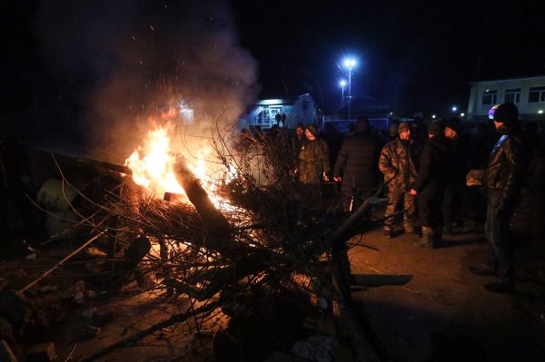 2020年2月20日萬，烏克蘭抗議者放火燒了路障，他們不滿政府將撤回的僑民安置在他們居住的地方。