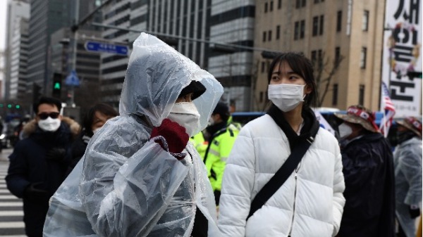 2月22日韩国街头，民众戴口罩防范中共肺炎。
