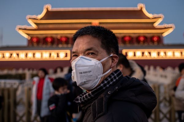 2020年1月23日，北京天安門廣場一名戴著防護口罩的男子。