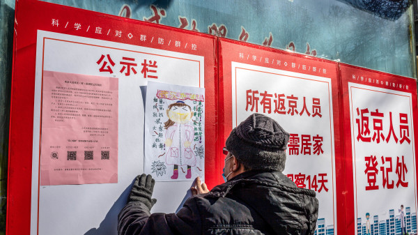 北京官方昨日（6日）披露，全市目前还有82.7万返京人员处于居家观察，疫情防控到了最紧急关头。