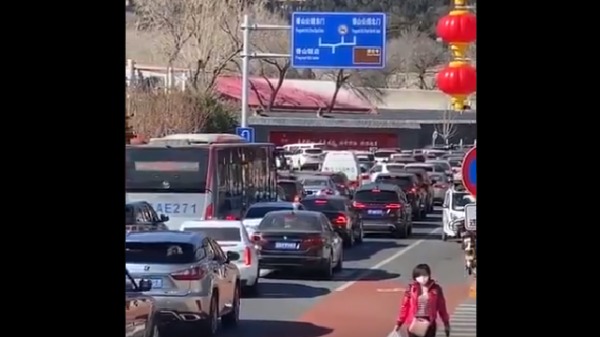 不敢置信：疫情嚴峻時刻北京香山竟現出遊車潮？