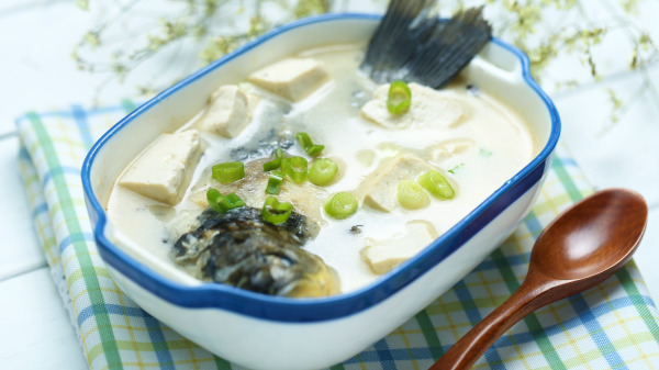 鲜鱼和豆腐煮汤吃，可预防骨头疏松症。