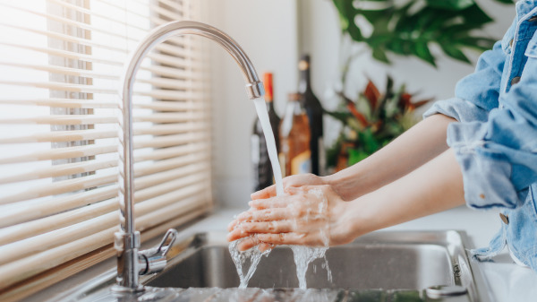 防疫的最好方式就是勤洗手，記得搭配正確洗手五步驟「濕、搓、沖、捧、擦」，洗淨雙手隔絕病毒！
