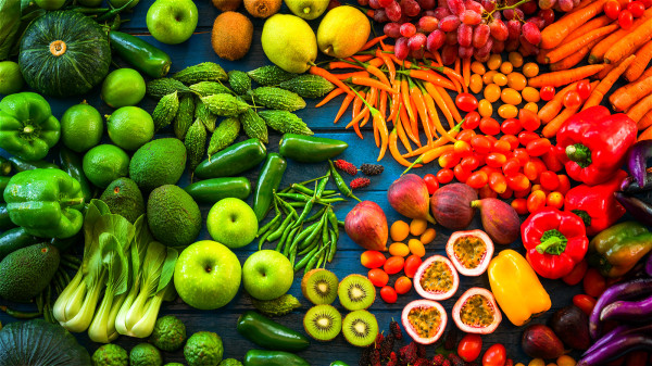 每天应该吃一斤蔬菜，其中深色蔬菜应占到一半以上。