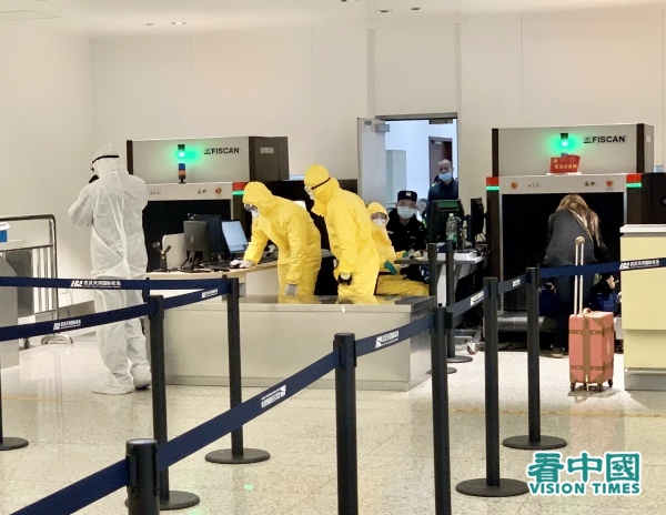 武漢天河機場的工作人員態度惡劣，處處刁難，辦事慢慢吞吞，他們穿的防護衣比醫生裹得還要嚴實。