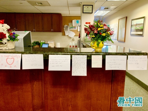 在基地，工作人员对大家都非常照顾，情人节那天好多人都写了卡片，表示对他们的感谢。