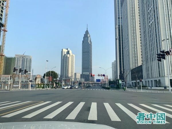2月4日他们离开武汉时，“整个街道、市区不见人烟，空空的像个鬼城。”