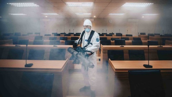 國軍化學兵扮演此次中共肺炎防疫要角，圖為穿著C等級防護服的化學兵正執行消毒。