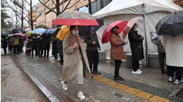韩国疯抢口罩，网友看队伍长度都惊呆了，图为2月25日，韩国民众大排长龙购买口罩。