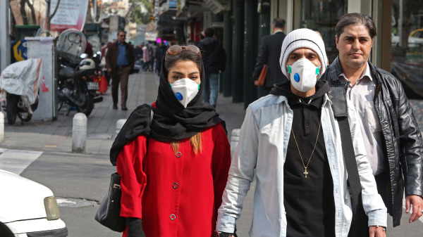 2020年2月24日，行人在伊朗首都德黑兰街头行走