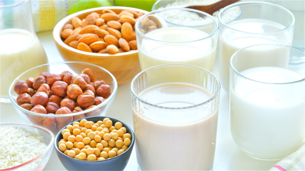 豆漿、燕麥等食品，有助於清除囤積在肝臟中的脂肪。