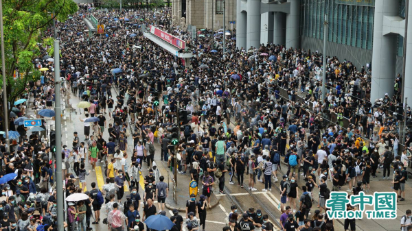 2019年8月31日，大批香港市民自發上街參與反送中遊行，在警方打壓下演變成警民衝突。（圖片來源：龐大衛/看中國）