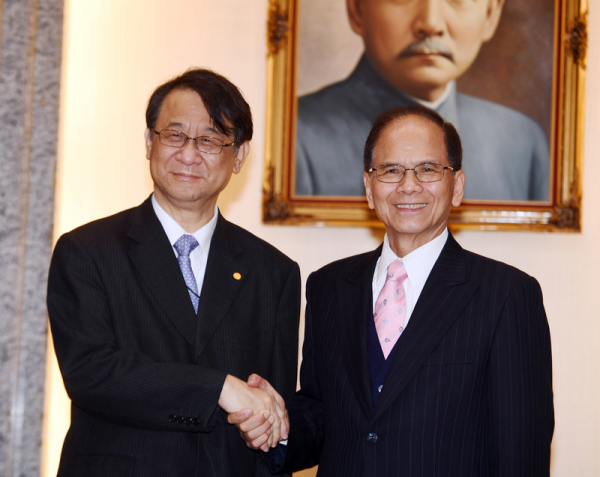 立法院長游錫堃26日在立法院，接見日本台灣交流協會台北事務所代表泉裕泰等一行，兩人握手致意。