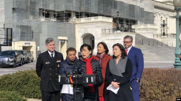 民主党联邦众议员赵美心（Judy Chu）（左三）和孟昭文（Grace Meng）（右二）2月28日在国会山前召开记者会。（图片来源：美国之音/公有领域）
