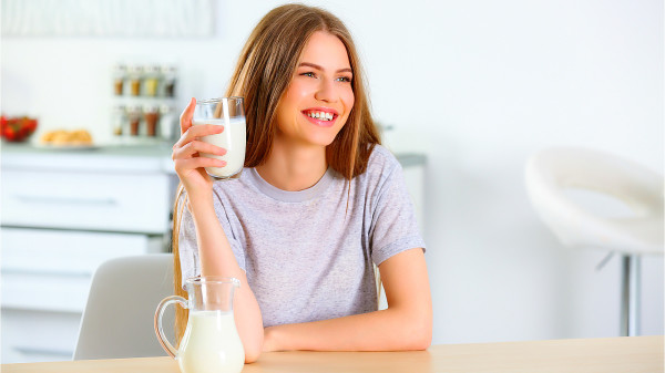喝牛奶常腹泻若不注意钙质的补充，可能会导致骨质疏松症等问题。
