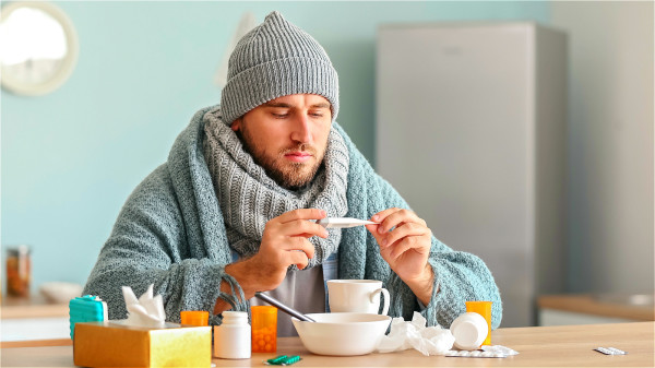 风寒感冒一般怕冷怕风，比较严重，一般发烧温度不太高。