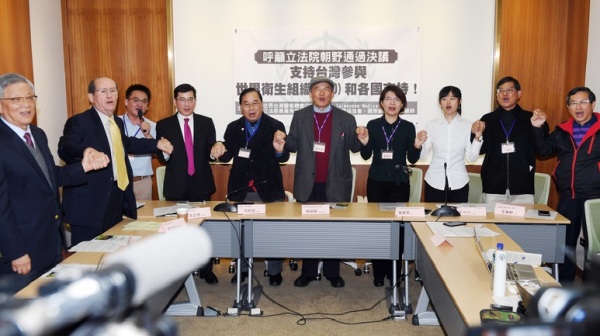前嘉义市长涂醒哲（右）、民进党立委黄秀芳（右4）、台湾联合国协进会（TAIUNA）理事长蔡明宪（右5）等3日在立法院召开记者会，呼吁支持台湾加入世界卫生组织。