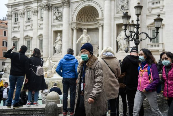 2020年1月31日，在罗马市中心的旅游景点特莱维喷泉，许多游客都戴着口罩的游客。
