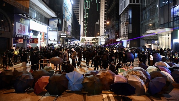 截至发稿时间，香港目前已经累积17宗确诊个案。图为2020年1月1日示威者在中环筑起路障