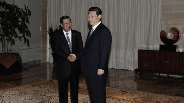 2013年4月7日， 柬埔寨總理洪森（Hun Sen）與中國國家主席習近平會面
