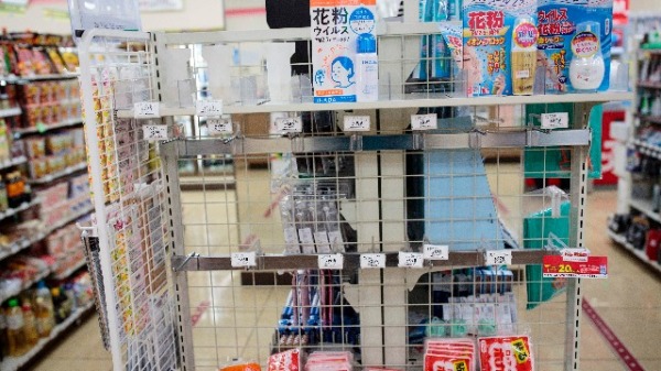 2020年2月3日，在日本东京的一家便利店里，数款口罩已售罄