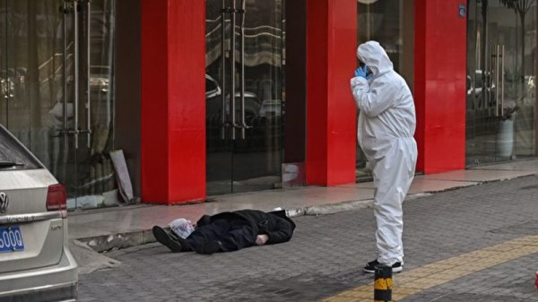 1月30日，一名戴口罩的老年男子在武汉一家医院附近的街道上突然倒地身亡。