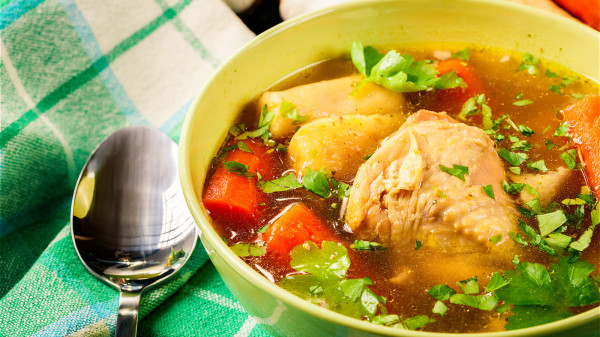 雞湯能抑制發炎，舒緩喉嚨痛使呼吸道健康。