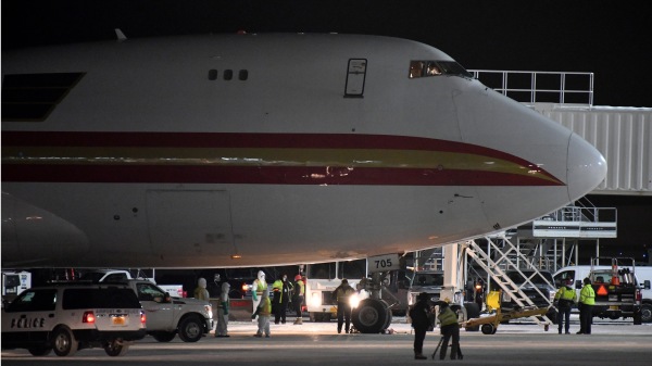 美国第一次撤侨专机停靠在阿拉斯加泰德·史蒂文斯·安克雷奇国际机场加油。（图片来源：Lance King/Getty Images）