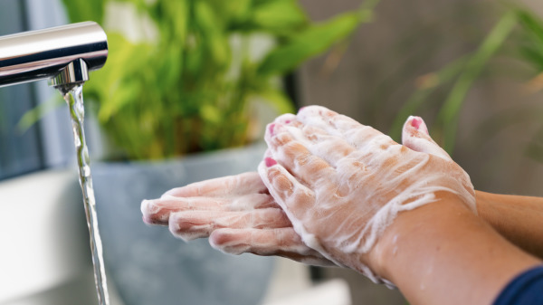 勤洗手和戴口罩同樣重要，有時甚至可能比戴口罩更重要。 世界衛生組織給出的有關新型冠狀病毒的防護建議中，第一條就是洗手。