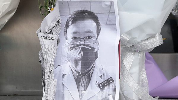 武汉中心医院医生李文亮去年12月因在朋友圈曝光疫情被警方训诫，其后染疫甚至身亡，成为中共当局扼杀言论自由的其中一个代表性事件。