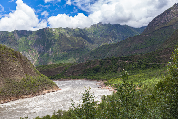 雅鲁藏布大峡谷。