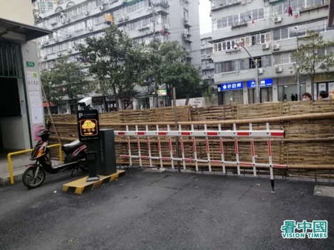 上海小区实行封闭式管理，出口已经被堵上。