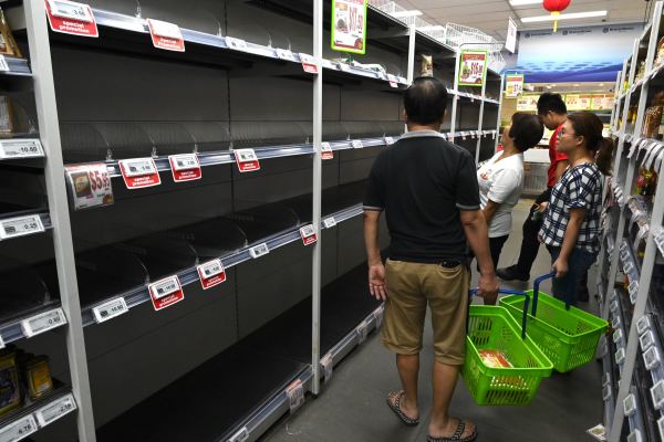 2020年2月8日，新加坡提高對新冠病的毒警報水平後，恐慌情緒席捲了整個城市，人們將超市的物品搶購一空。