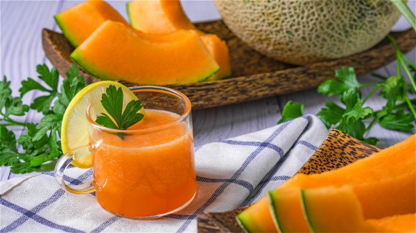 将维生素吃下肚最好的方法就是摄取含有β－胡萝卜素的食物，像是哈密瓜、南瓜等。