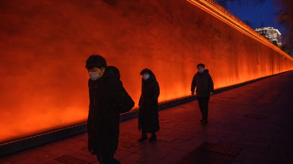 2020年2月28日，在北京天安門廣場附近的一個街道上行走的人們都戴著防護口罩。