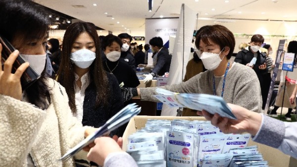2020年2月28日，韩国首尔一家百货商店内，人们在购买口罩。