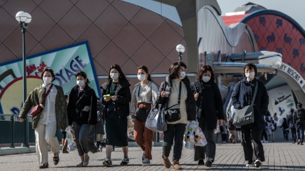 2020年2月28日，戴着口罩的游客们离开东京迪斯尼乐园，当天迪斯尼乐园宣布关闭2周。