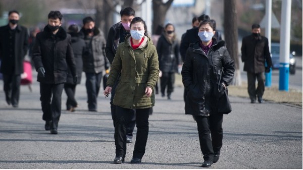 2020年2月26日，朝鮮平壤街頭的行人們都戴著口罩。