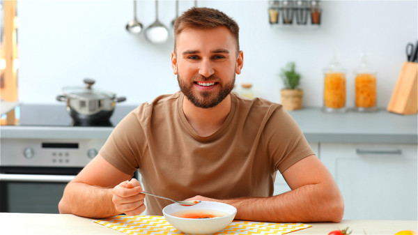 急性胃炎发作第2～3日可以喝蔬菜汤、牛奶等流质食物。