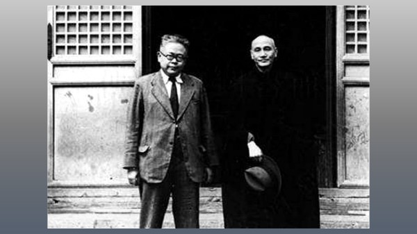 1946年春，蔣介石與傅斯年合影。