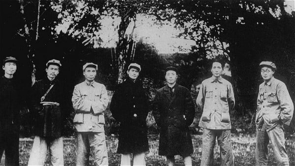 1931年11月中共苏区中央局委员合影，依次为顾作霖、任弼时、朱德、邓发、项英、毛泽东、王稼祥。