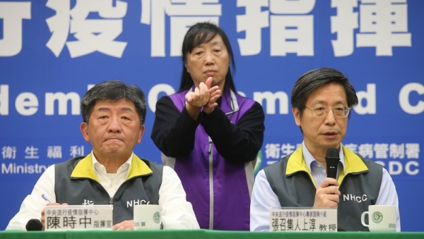 台灣衛福部長、中央疫情指揮中心指揮官陳時中（左）；台大副校長張上淳（右）